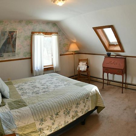 Hawk Mountain Lodge Charlemont Экстерьер фото
