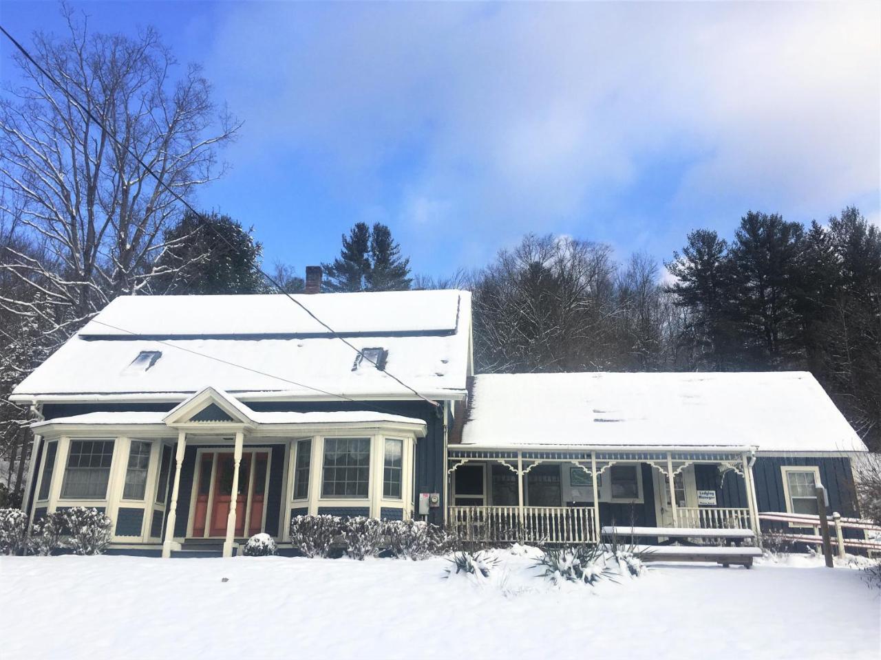 Hawk Mountain Lodge Charlemont Экстерьер фото